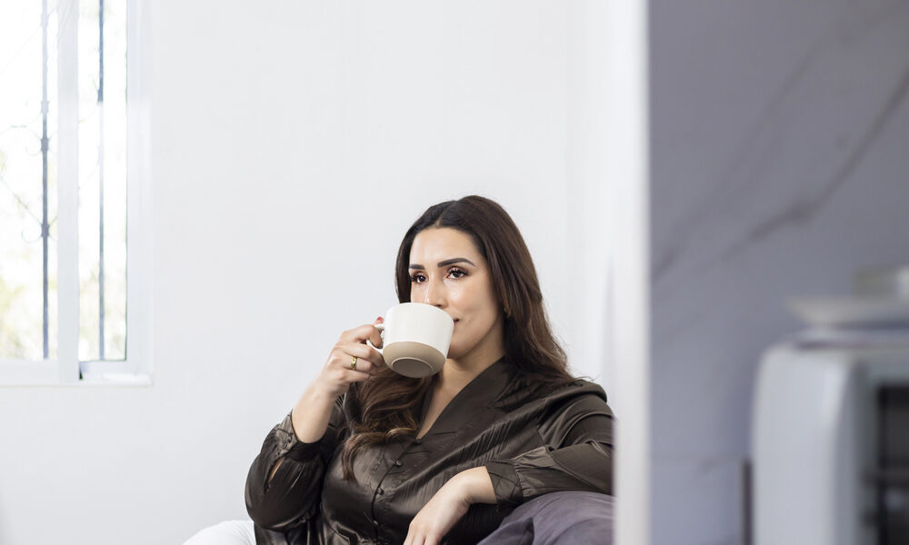 Vrouw drinkt tevreden koffie