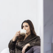 Vrouw drinkt tevreden koffie