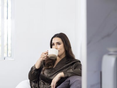 Vrouw drinkt tevreden koffie