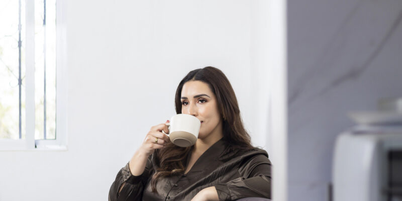 Vrouw drinkt tevreden koffie