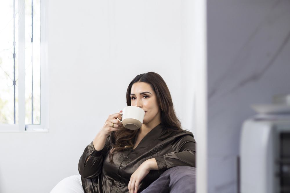 Vrouw drinkt tevreden koffie