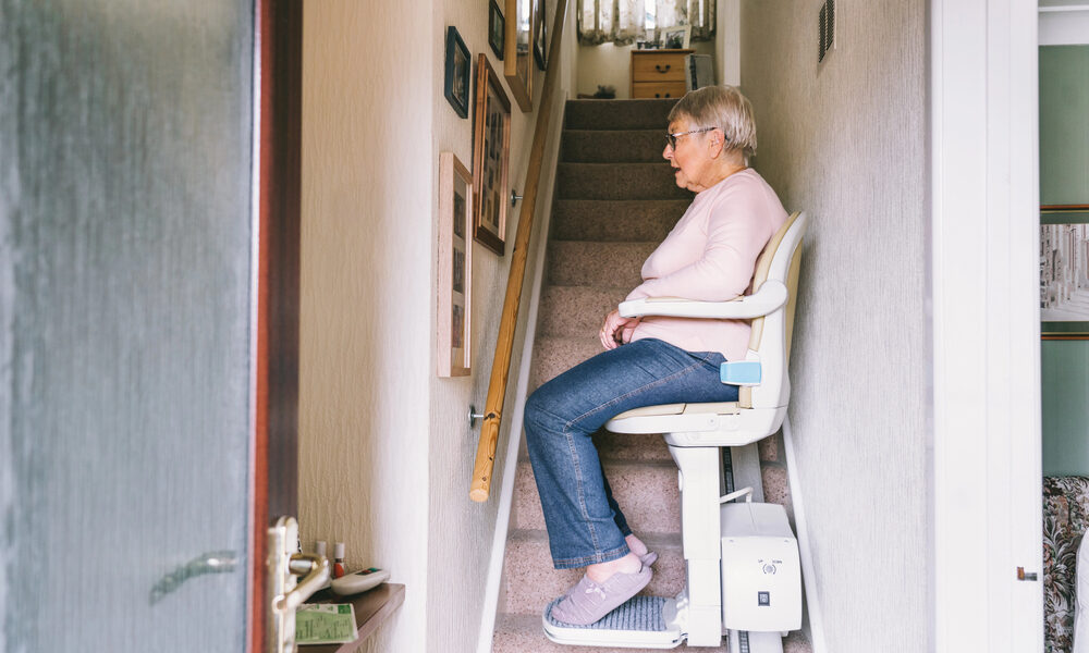 vrouw met traplift naar boven