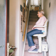 vrouw met traplift naar boven