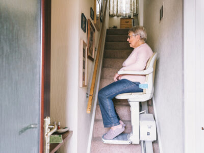vrouw met traplift naar boven