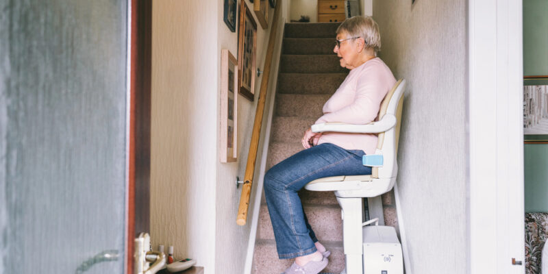 vrouw met traplift naar boven
