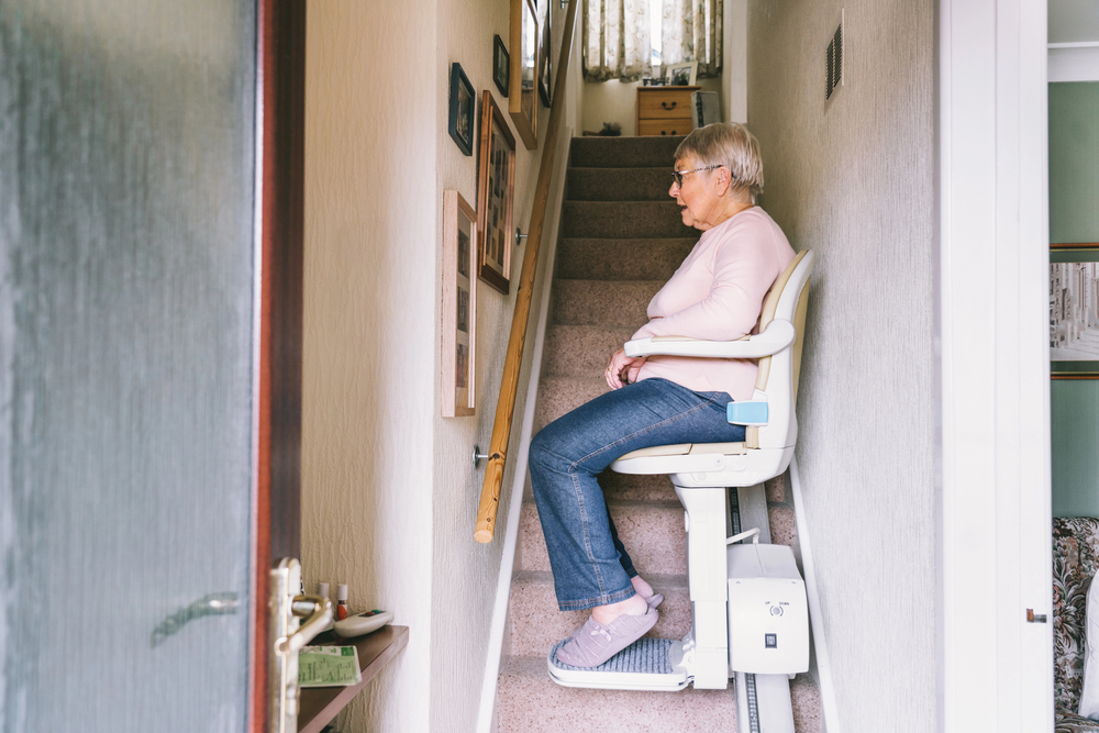 vrouw met traplift naar boven